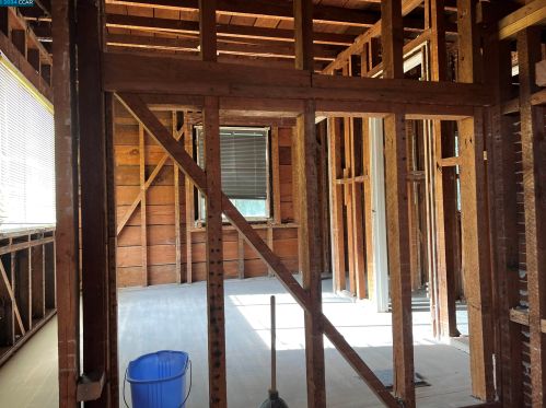 2751 Grande Vis Ave, Oakland CA 94601-1327 exterior