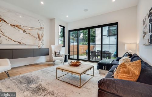 4915 Western Ave, Washington DC  20016-4319 exterior