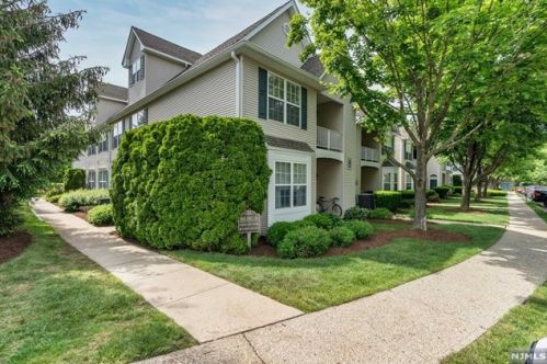 326 Cambridge Dr, Kinnelon, NJ 07405-3235