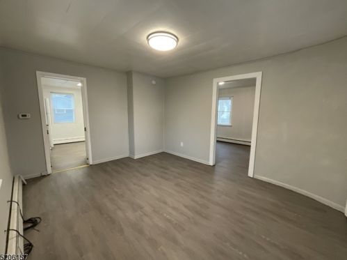 2 Holloway Pl, Greystone Park NJ  07950-1614 exterior