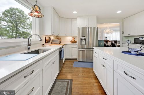 6917 Kingwood Dr, Falls Church VA  22042-3809 exterior