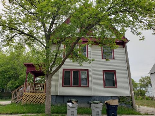 2411 16th St, Milwaukee, WI 53215-3036