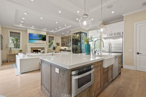 2691 Crestview Dr, Newport Beach CA  92663-5626 exterior