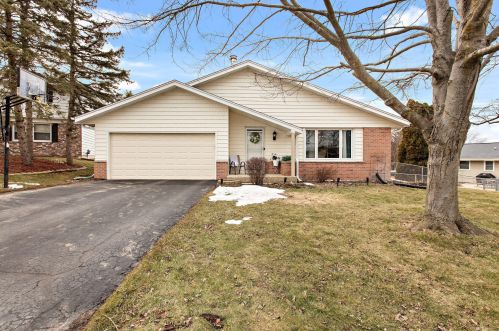 111 Armstrong Ct, Mukwonago, WI 53149-1702