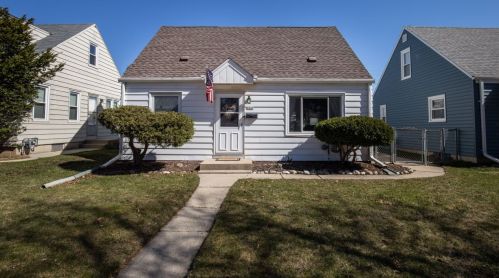 8940 Metcalf Pl, Milwaukee, WI 53222-2725