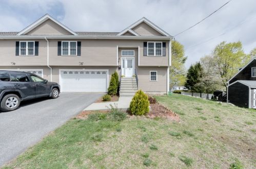 32 Fielding St, Worcester, MA 01603-1221