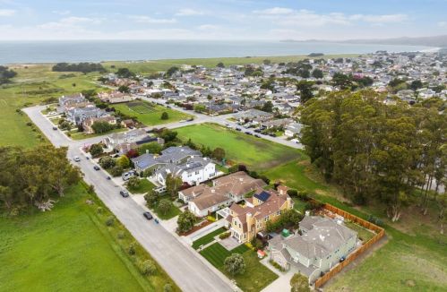 431 Seymour St, Princeton By The Sea, CA 94019-2059