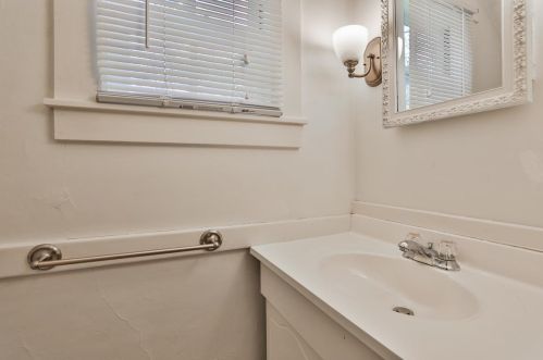 55 Concord St, Nashua NH 03064-1223 exterior