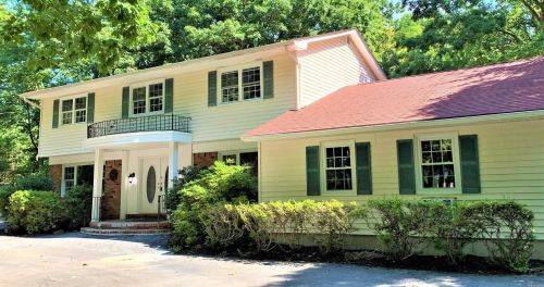 1 Melrose Ct, Huntington Station, NY 11746-5607