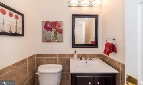 732 Castlewood Dr, Dresher PA 19025-2015 exterior