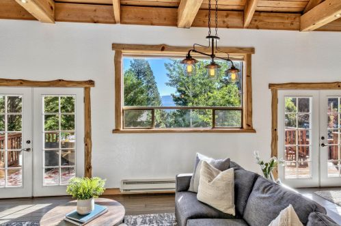 10651 Royal Crest Dr, Truckee, CA 96161-1155