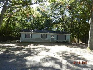 126 Norfleet Ln, Gordon Heights, NY 11763-1026