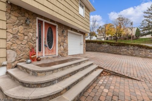 26 Zambrano Dr, West Paterson, NJ 07424-2941