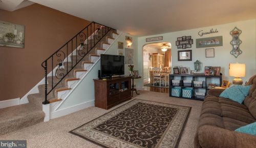 627 Crescent Dr, Manor, PA 19036-1601