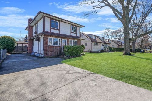266 Waldo St, Copiague, NY 11726-3611