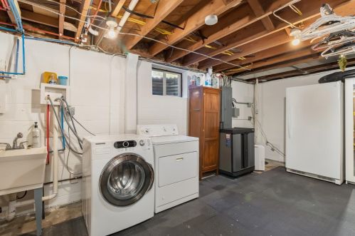 560 Woodlawn Dr, Valpo IN  46385-3347 exterior