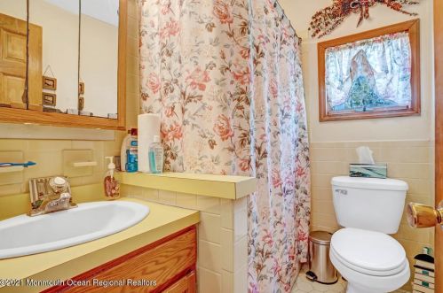 124 Woodland Dr, Bricktown NJ  08723-7433 exterior