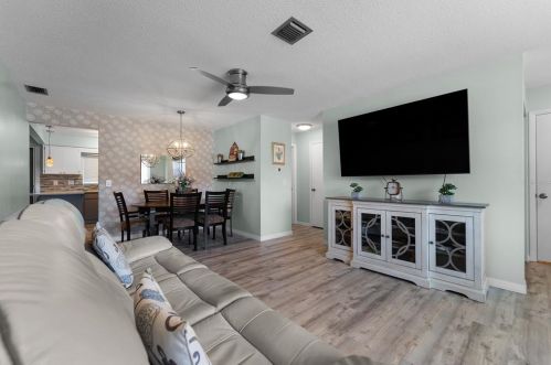 6815 Versailles, Pinellas Park, FL 33781-1114
