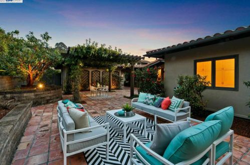 65 Hiller Dr, Oakland, CA 94618-2350