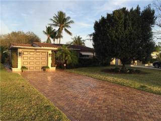 1027 Golf Dr, Hollywood, FL 33021-5524