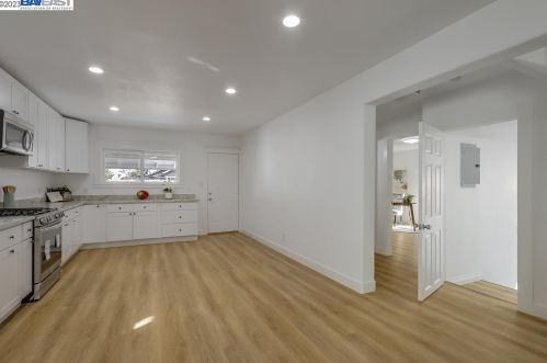 1802 88th Ave, Oakland CA  94621-1008 exterior