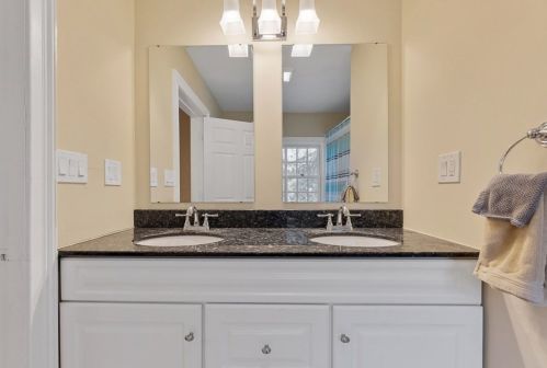 37 Main St, Petersham MA 01366-9502 exterior