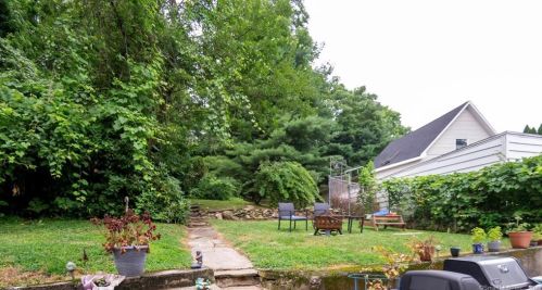 17 Monroe St, Huntington CT  06484-6031 exterior