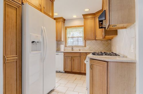 9 Roxbury Rd, Westbury NY  11590-1653 exterior