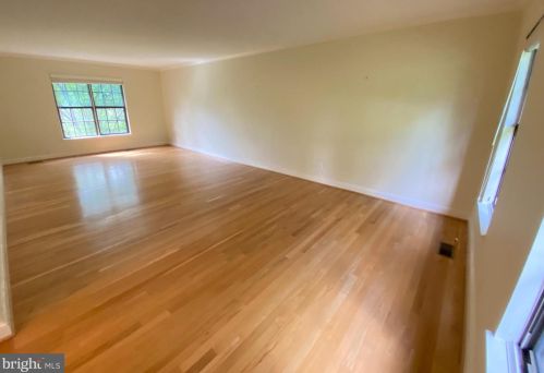 1054 Walker Mill Rd, Great Falls VA  22066-1701 exterior