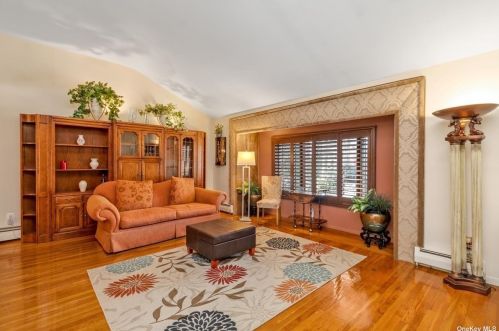 555 Mark Ln, Westbury, NY 11590-5335