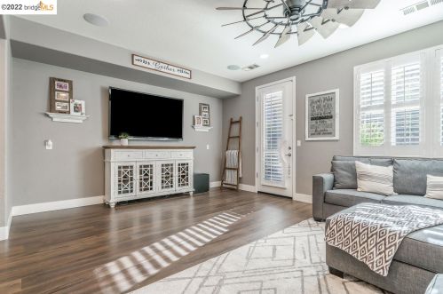 15 Solstice Ct, Oakley CA  94561-1759 exterior