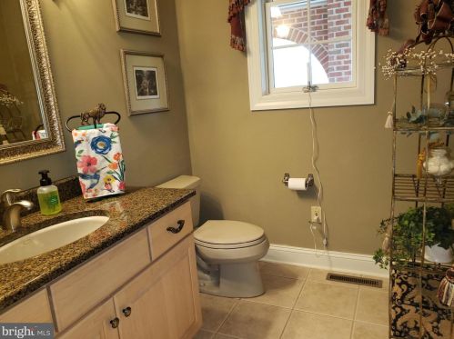 4260 Wyndemere Cir, Schnecksville PA  18078-3527 exterior