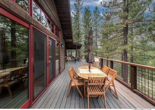 11082 Meek Ct, Truckee CA  96161-2979 exterior