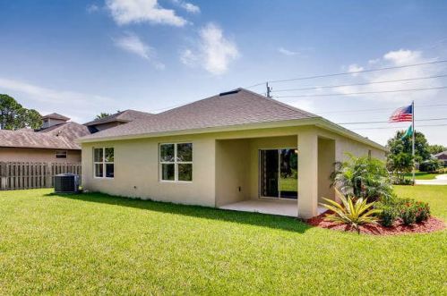 110 Fairview Ave, Fort Pierce FL 34983-2971 exterior