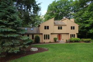 71 Barnswallow Dr, Bridgeport, CT 06611-2554