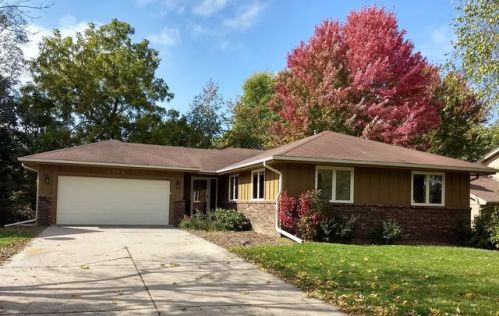 2720 68th St, Des Moines, IA 50322-4915