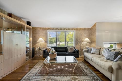 7 Newbrook Ln, Elwood NY  11731-5230 exterior