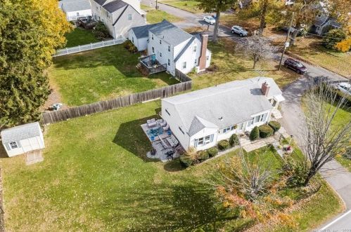 98 Ballfall Rd, Middletown CT  06457-2328 exterior