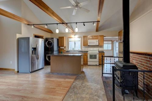 21 Moore Ave, Lyme CT  06371-1216 exterior