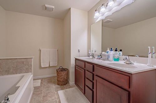 1105 Monarch Ln, Breinigsville PA  18031-9321 exterior