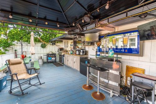 689 7th Ter, Dania Beach FL  33004-3832 exterior