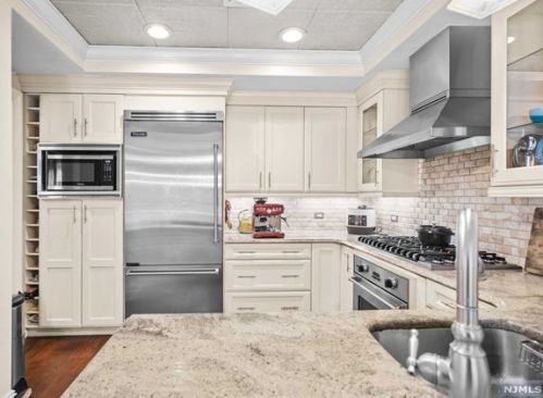 25 Cambridge Way, Union City, NJ 07086-6660