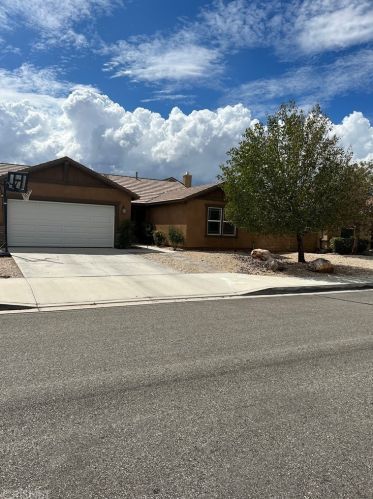 5758 Avenue, Lancaster, CA 93535-7852