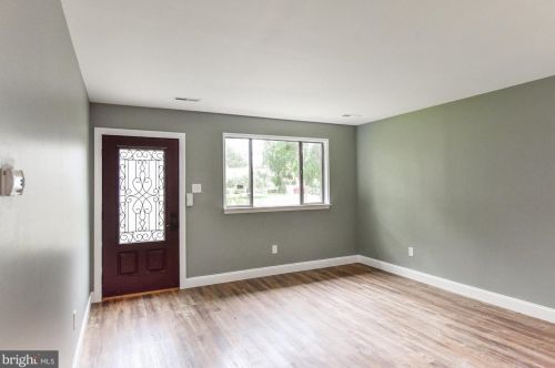 5 Holly Ct, Blenheim NJ  08012-5303 exterior