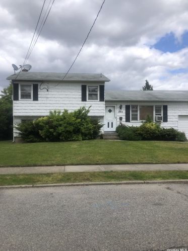 844 5th St, North Lindenhurst, NY 11757-5624