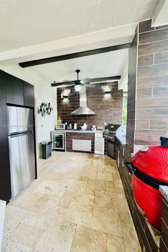 8625 169th Ter, Hialeah FL  33016-6158 exterior