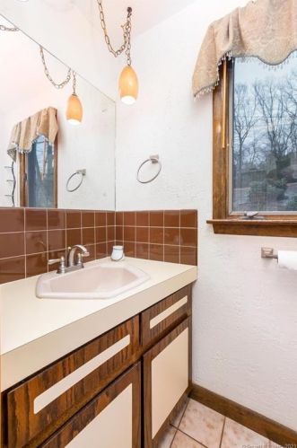 80 Mount Sumner Dr, Manchester CT  06043-7248 exterior