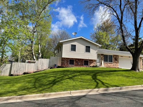 904 Valley Dr, Watertown, WI 53098-3314