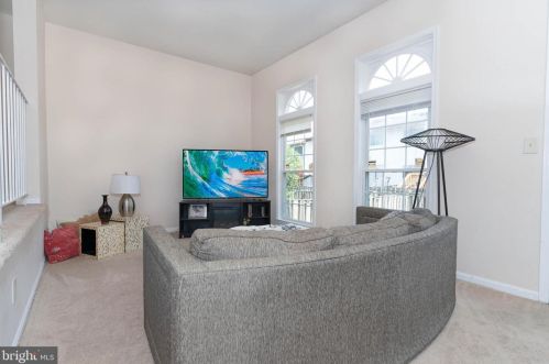 8077 Powderbrook Ln, Springfield VA  22153-2927 exterior