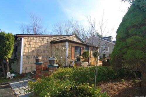 85 Lake Shore Dr, Mahopac, NY 10541-1311